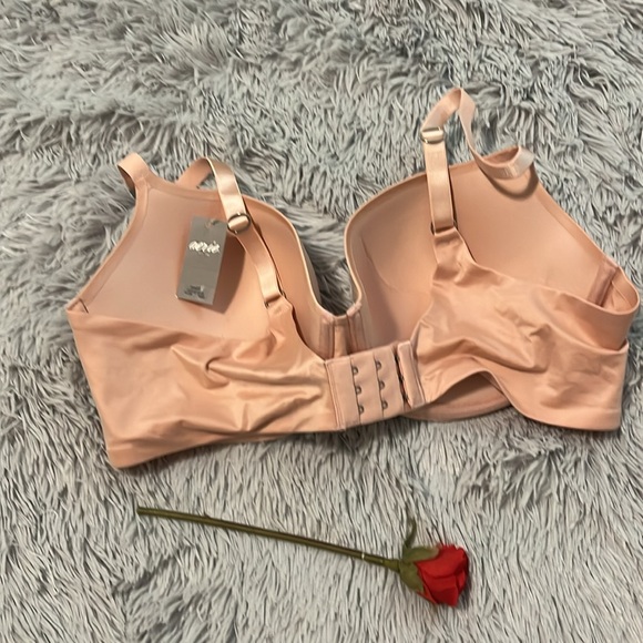 I am selling a beautiful bra that padded and has soft straps for comfort. - Picture 2 of 3